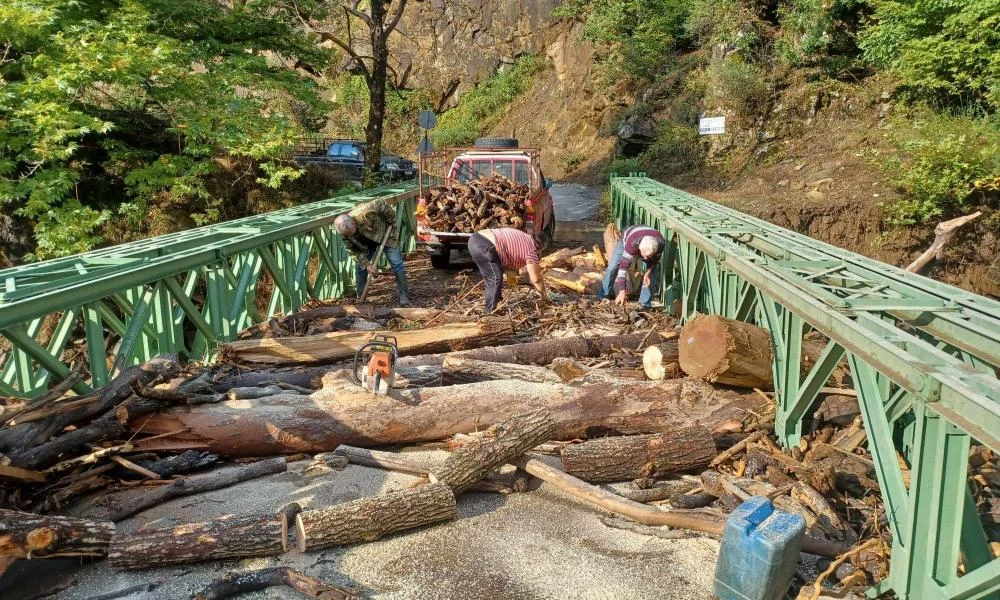 Ασπροποτάμος: Με ελικόπτερα μεταφέρουν είδη πρώτης ανάγκης στους εγκλωβισμένους